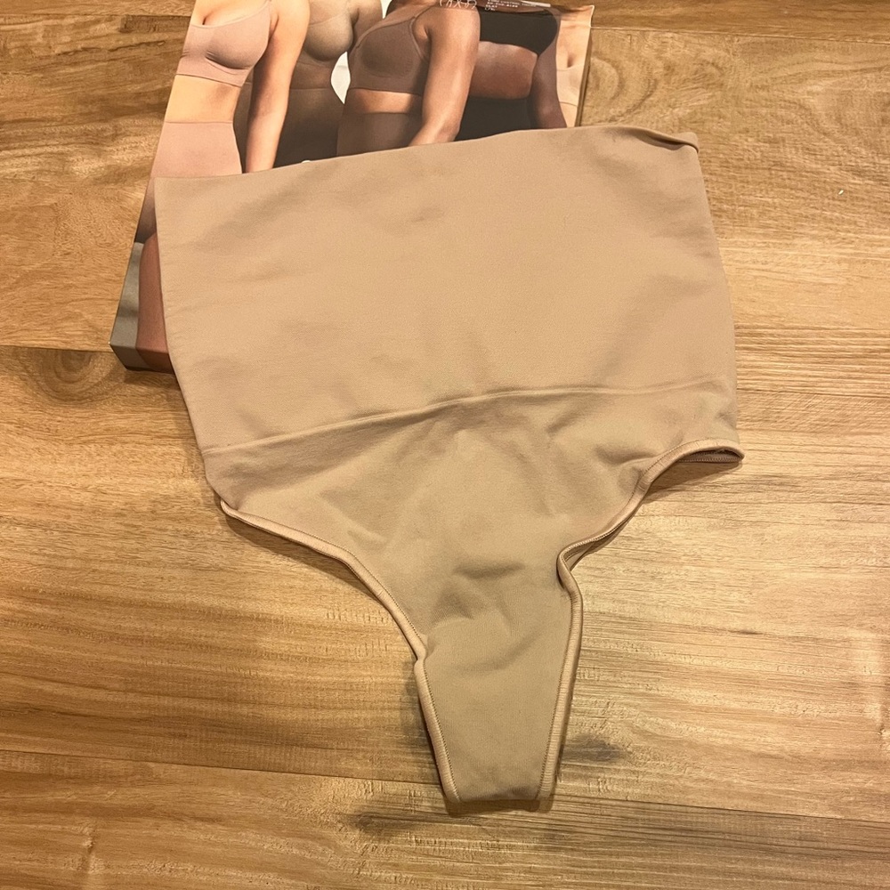 NWT SKIMS nude core control thong - L/XL